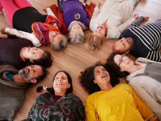 gens qui chantent en étoiles